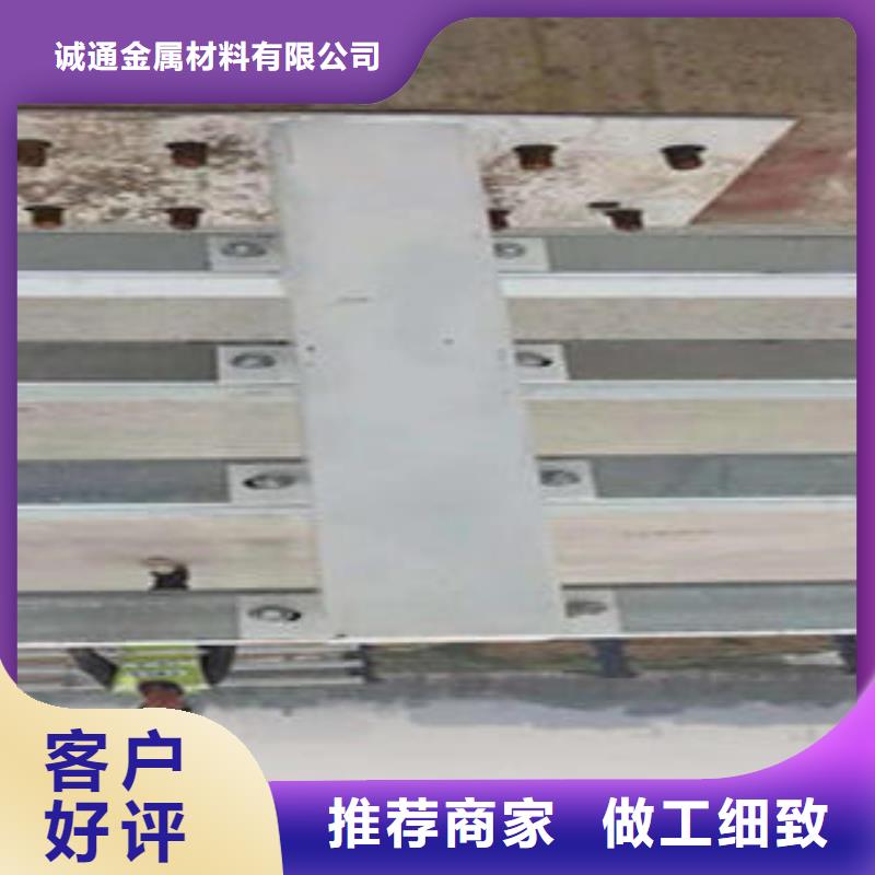 复合管防撞护栏镀锌喷塑钢板立柱大量现货供应