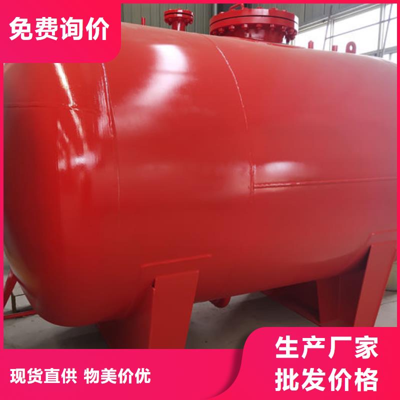 库存充足的双层油罐基地
